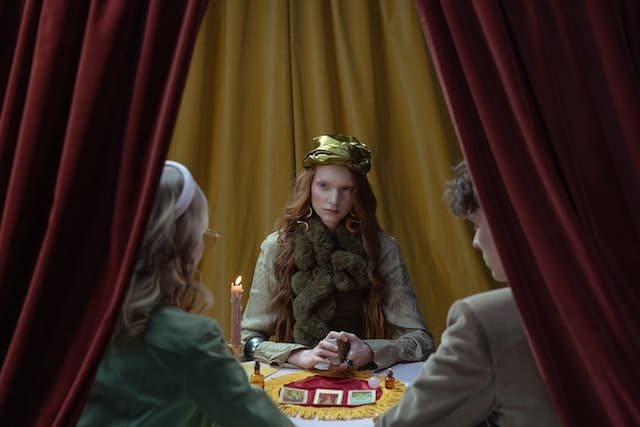 Cómo preguntar al tarot por una persona