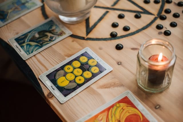 El Tarot Sí o No Gratis de 3 Cartas: ¿Es bueno para Profundizar en Temas de Amor?