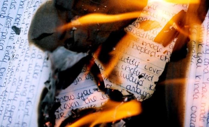Quemar una carta de despedida: significado del ritual